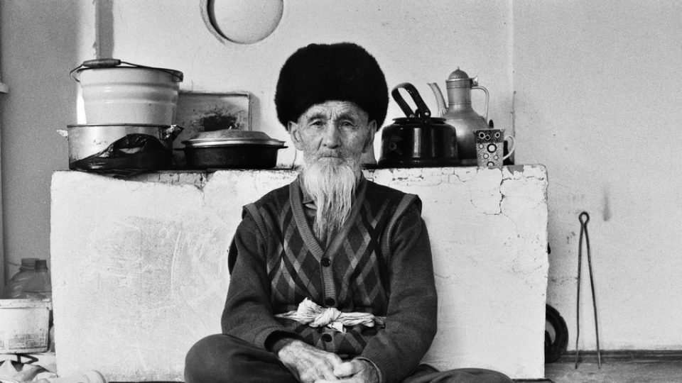 Nejstarší člen mé kyrgyzské rodiny - 93 tří letý otec otce. Borbash, Kyrgyzstán (zajímavost - nejmladší syn v rodině zůstává bydlet celý život se svými rodiči a jeho manželka se do jejich domu přivdá)