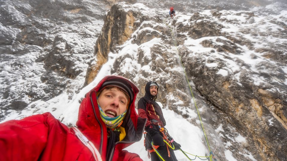 Danny Menšík na „lajnách“ mezi vrcholy nad Chamonix, v oblíbené Itálii i v Českém Ráji