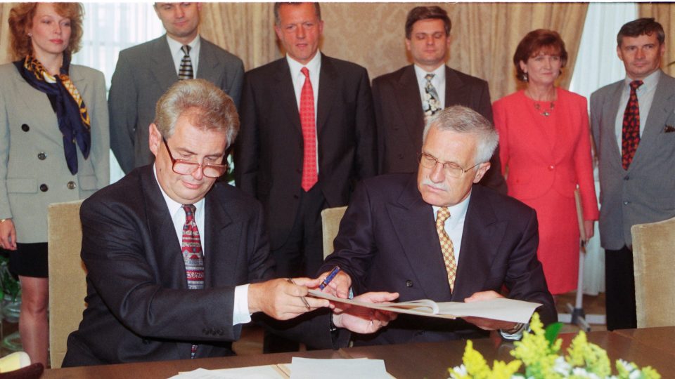 Miloš Zeman a Václav Klaus podepisují tzv. opoziční smlouvu