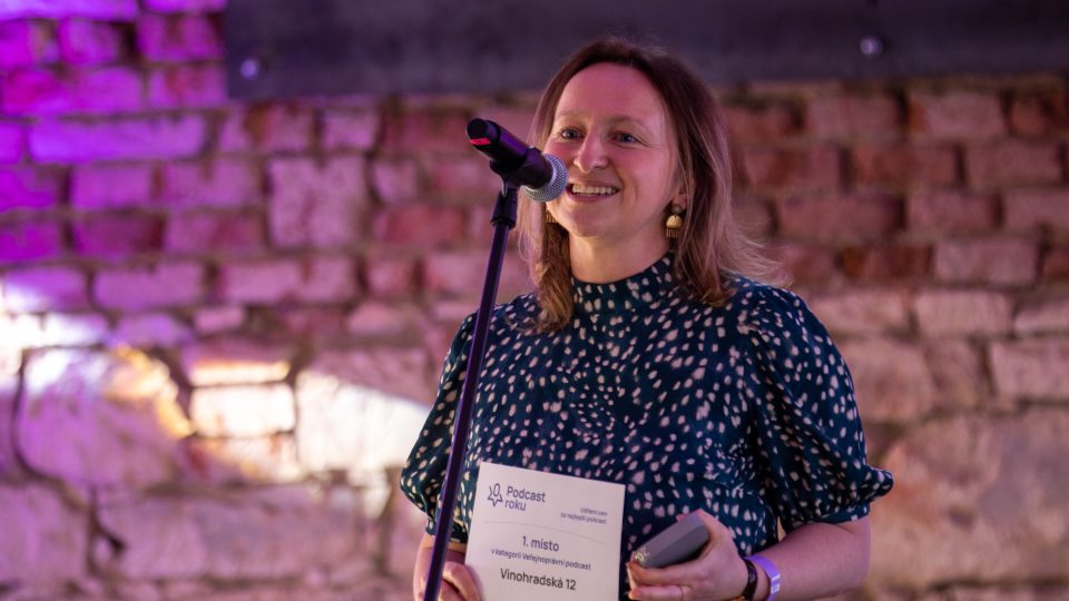 Lenka Kabrhelová přebírá cenu za Podcast roku v kategorii Veřejnoprávní podcast