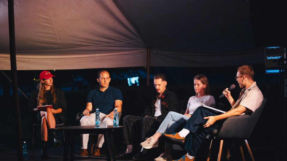 Třetí díl speciálu publicistického pořadu Vlna se zaměří na bezpečnostní krizi. Poslechněte si záznam z debaty na pražském festivalu Nevermore68 | foto: Díky, že můžem Třetí díl speciálu publicistického pořadu Vlna se zaměří na bezpečnostní krizi. Poslechněte si záznam z debaty na pražském festivalu Nevermore68