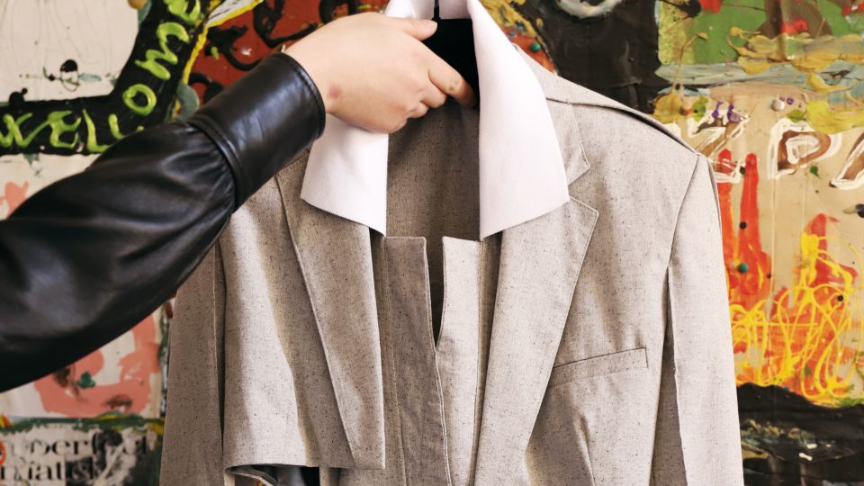 Nový návrhářský úlovek v šatníku Evy Che, crop sako od české návrhářské značky LAFORMELA