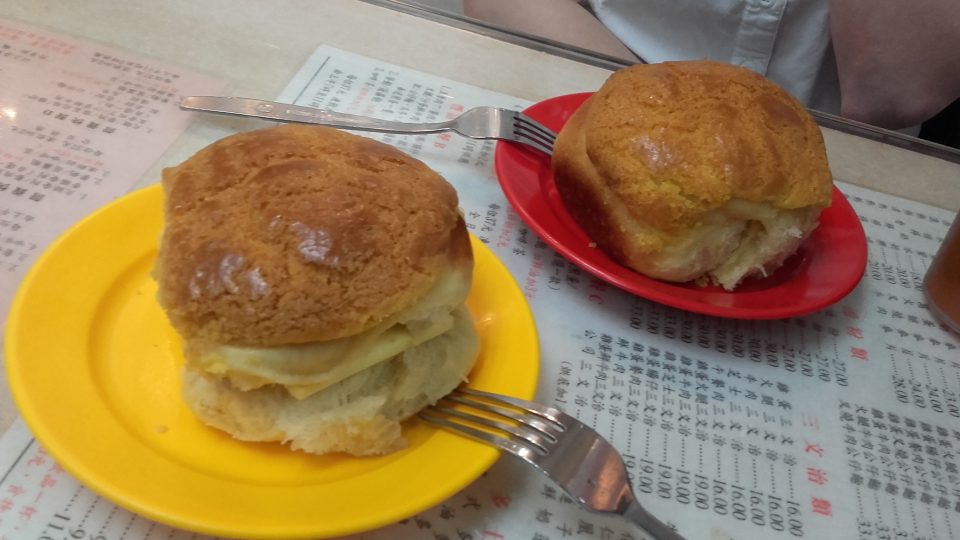 Pineapple bun (bo lo baau) seženete v Hongkongu skoro všude, ale nejlepší dělají v Kam Fung Cafe ve čtvrti Wan Chai