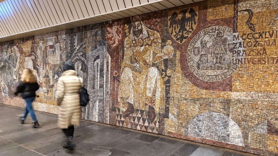 Ve stanici Karlovo náměstí objevíte ve vestibulu krásnou mozaiku