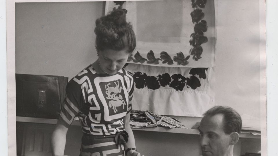 Lida a Zika Ascher v kanceláři ve Wigmore Street nad návrhy látek, 1946