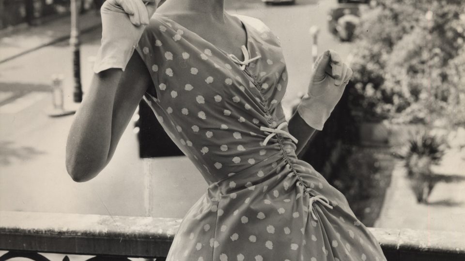 Letní šaty s kloboučkem a šálem. Pierre Balmain, 1958, filmový tisk na bavlněném popelínu pro Cotton Board