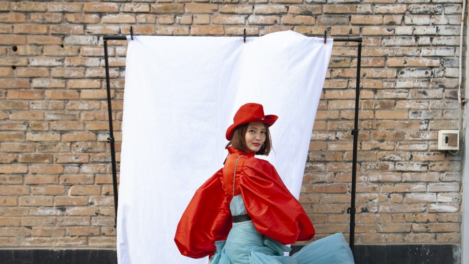 Lilit si často sama šije styling do fotografií, třeba tuto červenou halenku s velkými rukávy (autoportrét)