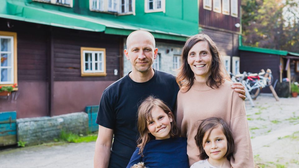 Už přes rok je chata domovem pro Karlu a Petra, jejich děti Andělku, Toničku a Štěpíka, psa a kočku