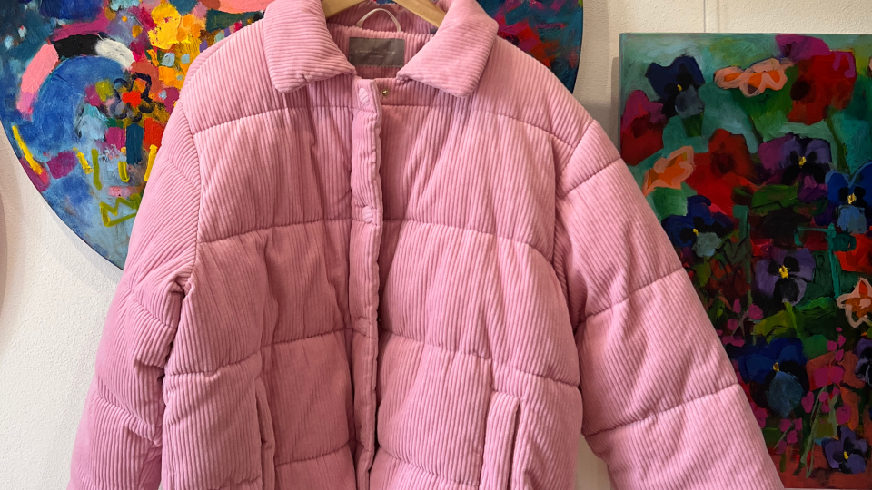 Jedním z mála oversized kousků v jejím šatníku je tahle manšestrová bunda