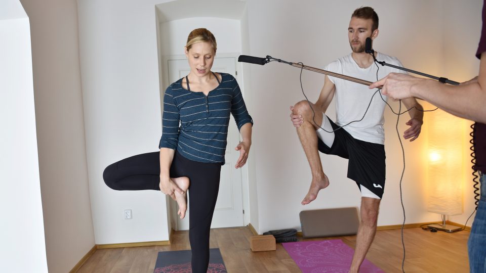 Martin Minha poprvé cvičí jógu. Začal u lektorky ashtangy Markéty Makovské