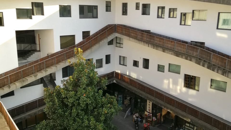 Budova Školy architektury Čínské akademie výtvarných umění v novém kampusu Siang-šan v Chang-čou (China Academy of Art, Xiangshan School in Hangzhou) od Amateur Architecture Studio architektů Wang Šua a Lu Wen-jü