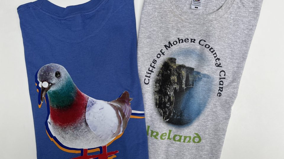 Triko s holubem je merch MEOWLAU X VAL, triko s útesy je suvenýr z romantického výletu