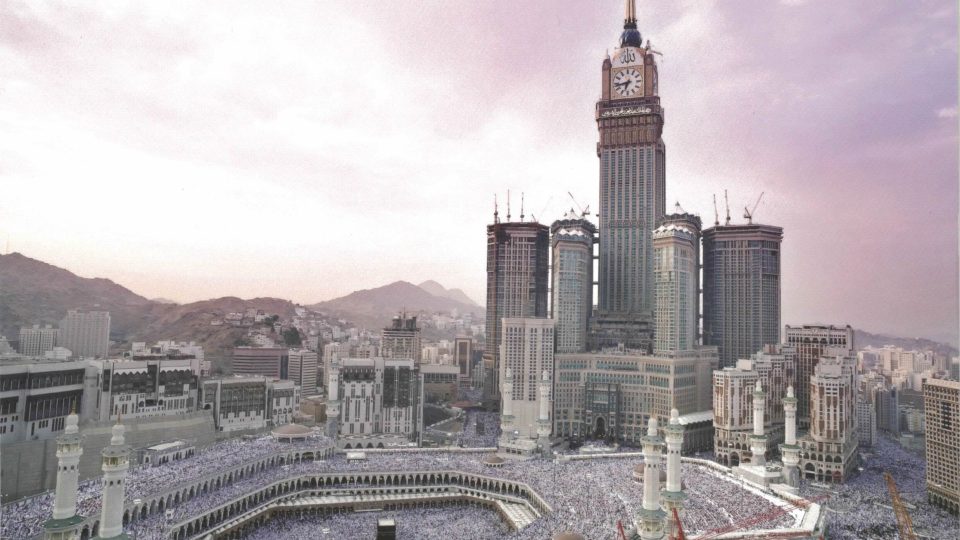 Mekka, Masjid Al Haram. Levá část: pahorky Safa Marwa (uvnitř stavba mešity), v pozadí Hodinová věž (hotel a nákupní centrum)