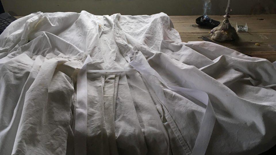 Přípravy na šití speciálního pláště na věštění bouří. Výtvarnice Lucie Králíková ho bude šít na květnou neděli, pouze v ten den ušitý prý funguje