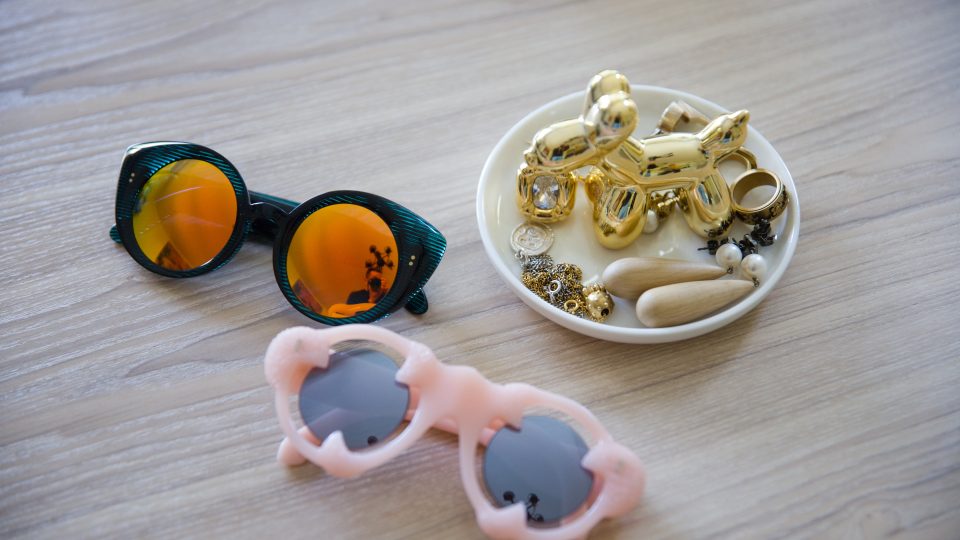 Brýle a šperky má Lili převážně od designérky Nastassie Aleinikavy