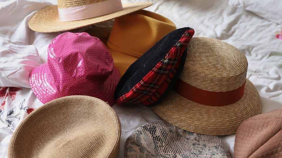 Sbírka kloboučků a čepic z japonských sekáčů