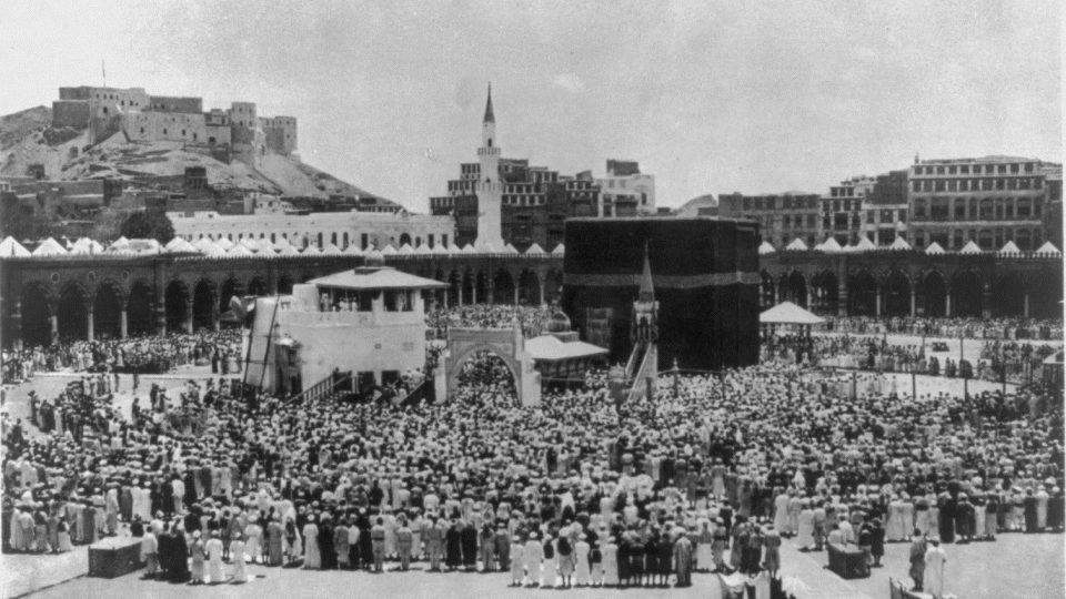 Zakázaná mešita, Kaaba. V pozadí již zbořená osmanská pevnost