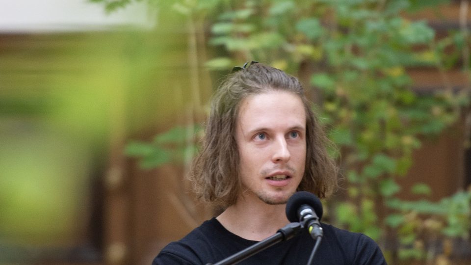 Živý díl přímo v interiéru výstavy natočil Ondřej Šebestík se Sárou Märc a Jakubem Kvizdou | foto: Galerie Rudolfinum, Tereza Kunderová Živý díl přímo v interiéru výstavy natočil Ondřej Šebestík se Sárou Märc a Jakubem Kvizdou