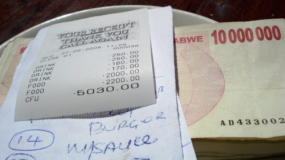 Účet v resturaci v době hyperinflace v Zimbabwe, rok 2008