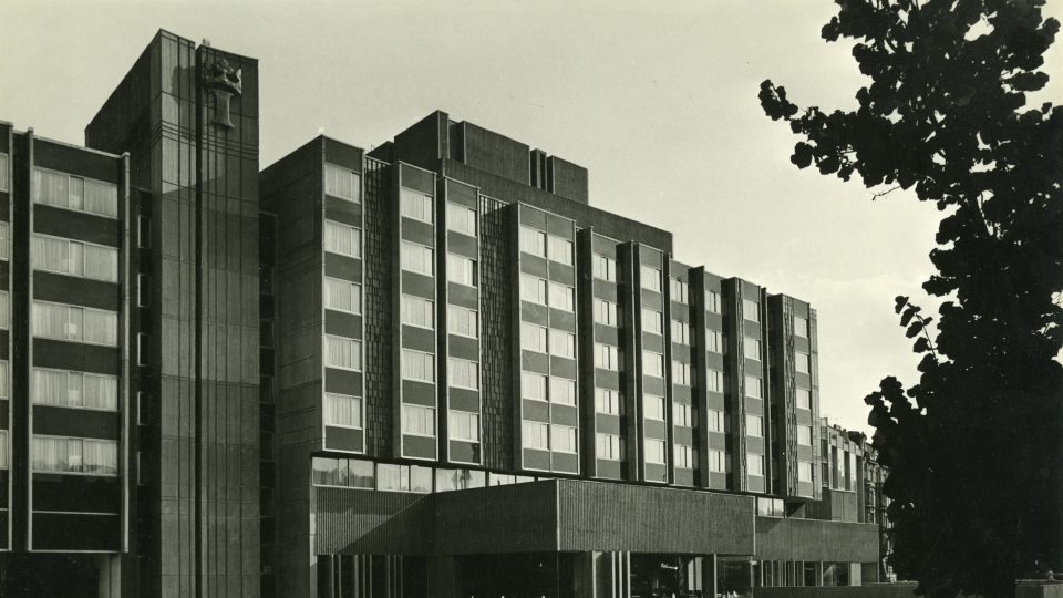 Karel Filsak, Karel Bubeníček, Jaroslav Švec, Jiří Gebert: Hotel Intercontinental v Praze, 1967-1974 (reprodukce z knihy Josefa Pechara Československá architektura 1945–1977)