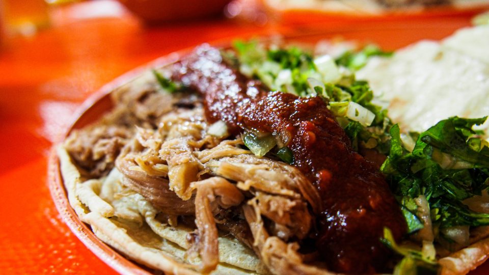 Tacos de barbacoa – beran pečený v díře v zemi