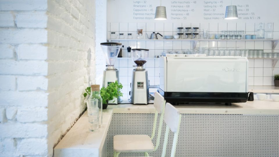 Interiér kavárny Coffee Up, který navrhla Andrea Kroupová