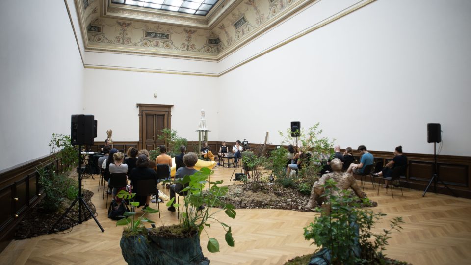 Živý díl přímo v interiéru výstavy natočil Ondřej Šebestík se Sárou Märc a Jakubem Kvizdou | foto: Galerie Rudolfinum, Tereza Kunderová Živý díl přímo v interiéru výstavy natočil Ondřej Šebestík se Sárou Märc a Jakubem Kvizdou