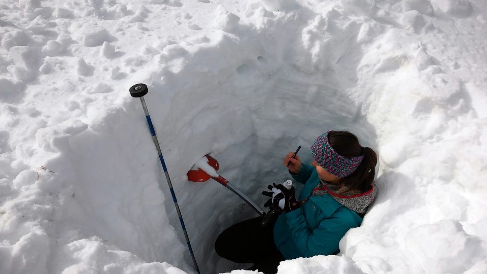 Měření sněhového profilu ve švýcarském Furkapassu
