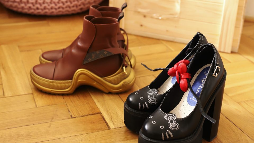 Hnědým botám od známé luxusní značky Naomi říká Boty pro vesmírného houbaře