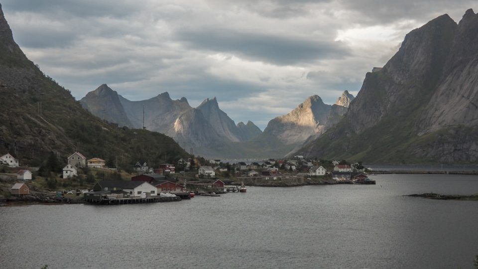 Výhled na žulové stěny u vesnice Reine. Norsko