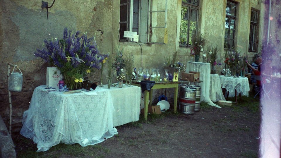 Květinová slavnost z vyhozených umělých kytek ze hřbitova, které ženich Ondřej postupně sbíral, když chodil se svou dcerou na procházky