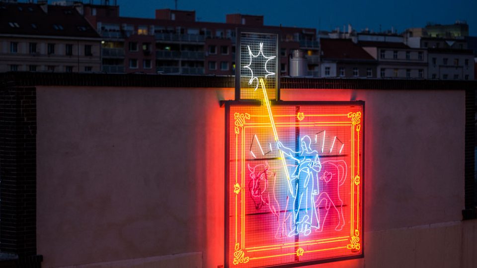 Neon pro pražskou tržnici od Michala Škapy