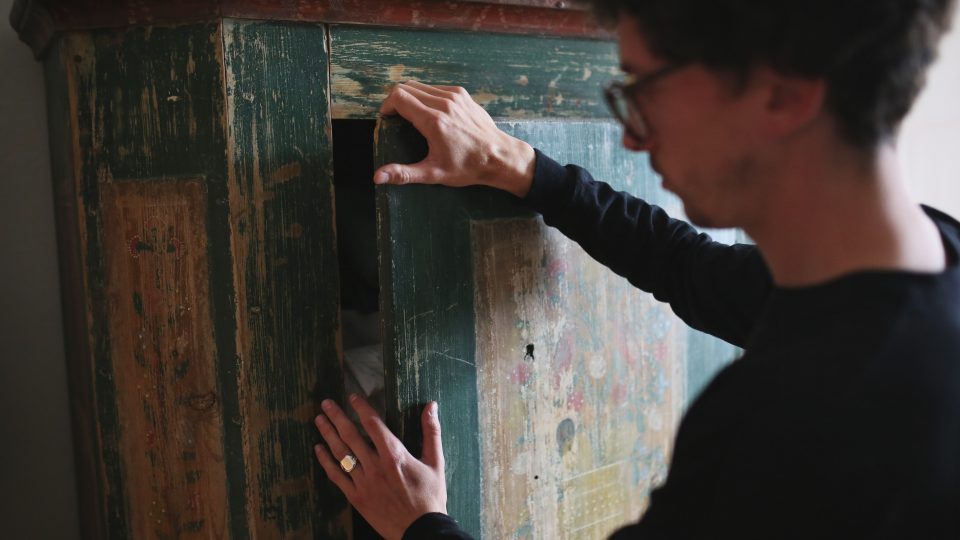 V malované skříni schraňují Jan s Petrem už několik měsíců věci na blešák. Na konci května si poprvé vyzkouší roli prodejců na trzích na Heřmaňáku