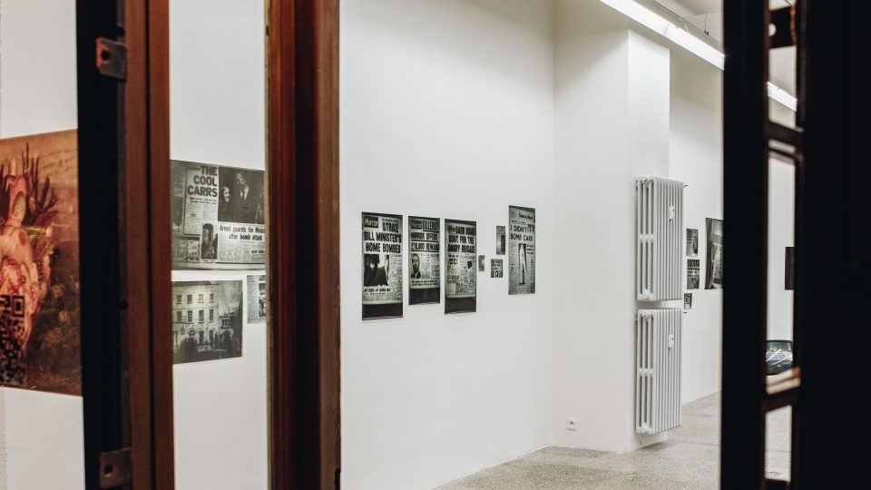 Výstava Útoky na zboží: Masky, mikrofilm, časové osy v pražské Fotograf Gallery