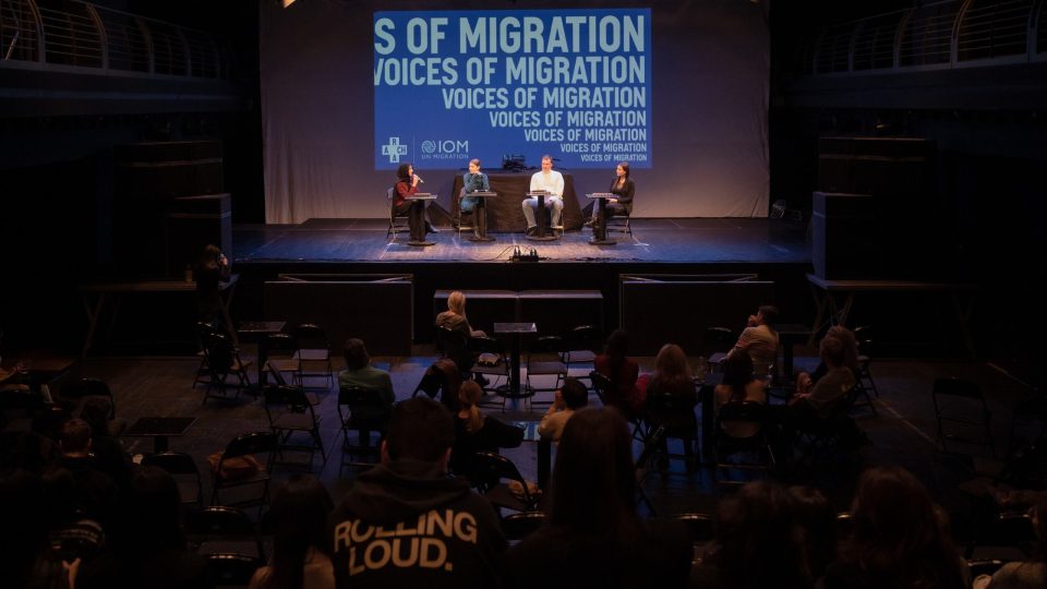 O své zkušenosti se v rámci debaty na festivalu Voices of Migration v prostorách Archy+ podělila Sofie Riabushkina, Farhana Uktamova a Domen Šuman