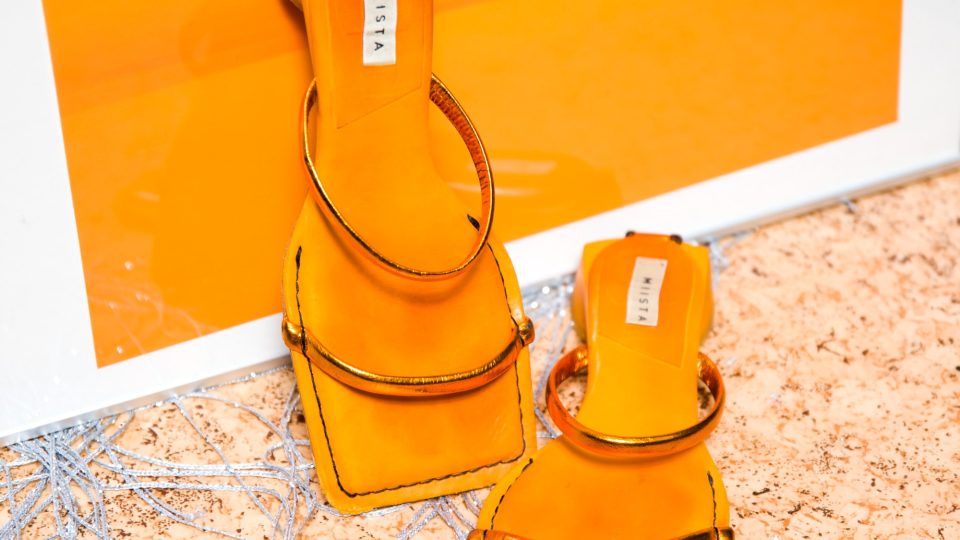 Boty od Miista perfektně ladí s odstínem oranžové, který Lu aktuálně ráda používá v obrazech