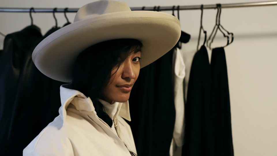 Designérka Tish SEO v klobouku Stetson a kabátu na míru podle svého návrhu. Návrat k preciznímu tailoringu a zařazování klasických pánských kousků do dámského šatníku patří k silným globálním módním trendům roku
