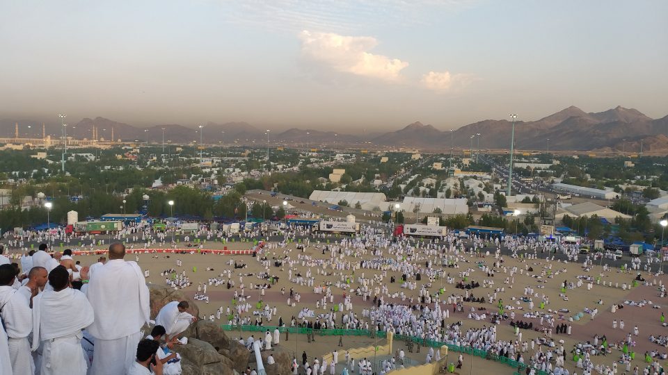 Planina Dabal al Rahman (Kopec milosrdenství). V pozadí Mekka