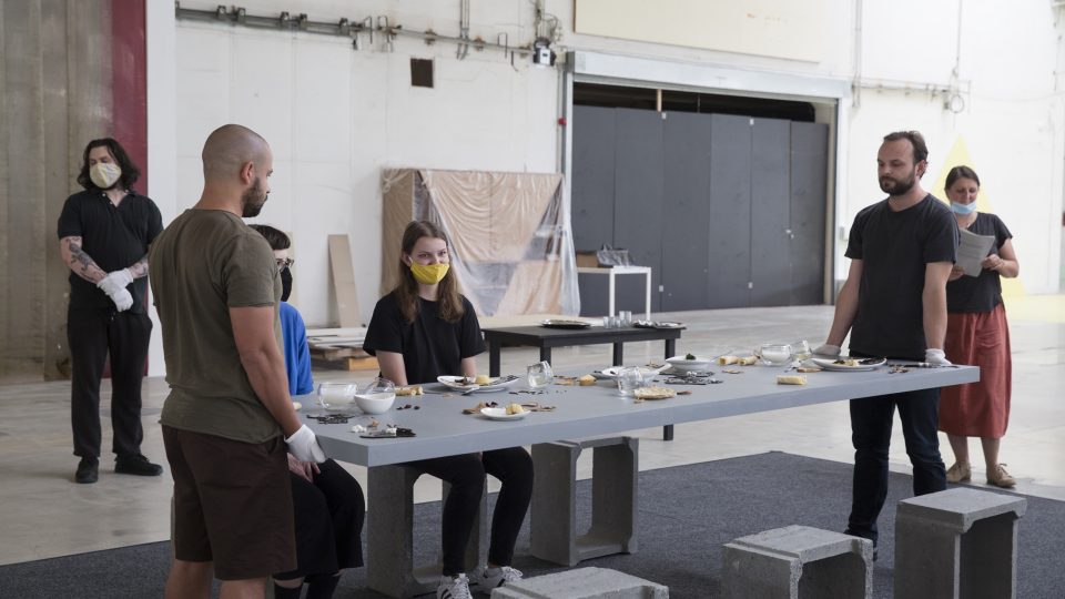 V ostravské galerii Plato proběhla v září performativní ochutnávka pokrmů připravených podle projektu Kuchařka hladu