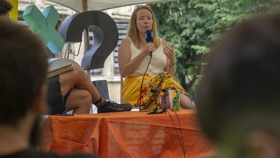 Podhoubí živě z festivalu Povaleč s íránistkou a arabistkou Lenkou Hrabalovou