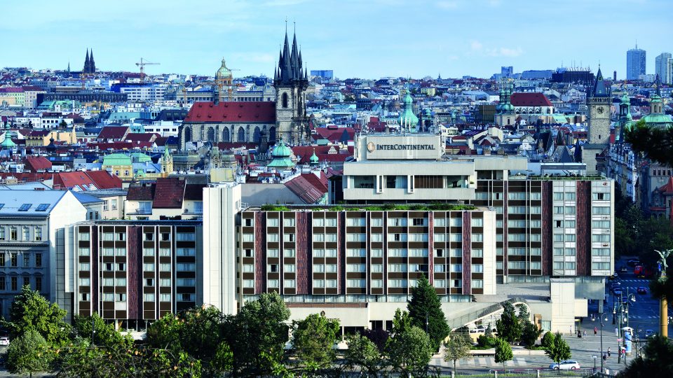 Celkový pohled na budovu hotelu Intercontinental v Praze