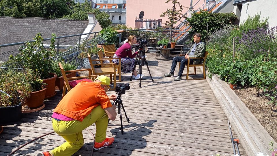 Architekti bez hranic natáčejí v domě VinziRast Mittendrin, který sdílí lidé dříve bez domova, uprchlíci a studenti