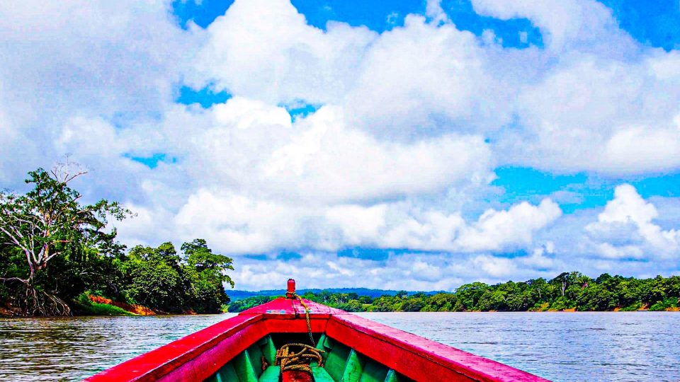 Hraniční řeka Usumacinta mezi Mexikem a Guatemalou uprostřed Lakandonské džungle