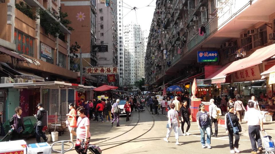 Pouliční trh ve čtvrti Nort Point na severu ostrova Hongkong.