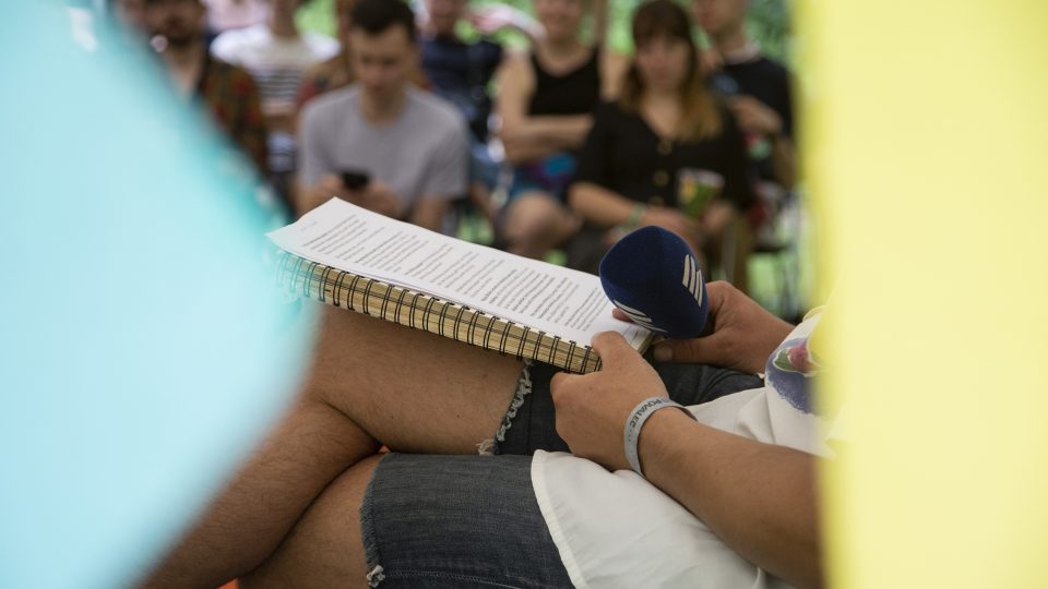 Podhoubí živě z festivalu Povaleč s íránistkou a arabistkou Lenkou Hrabalovou