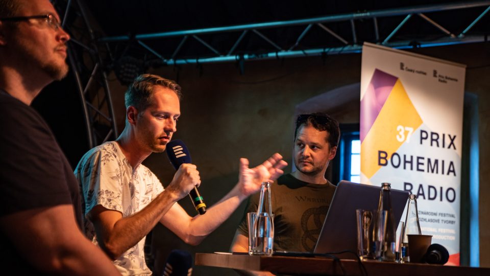 Kamil Fila, Aleš Stuchlý a Vítek Schmarc během Čelistí Live na 37. Prix Bohemia Radio