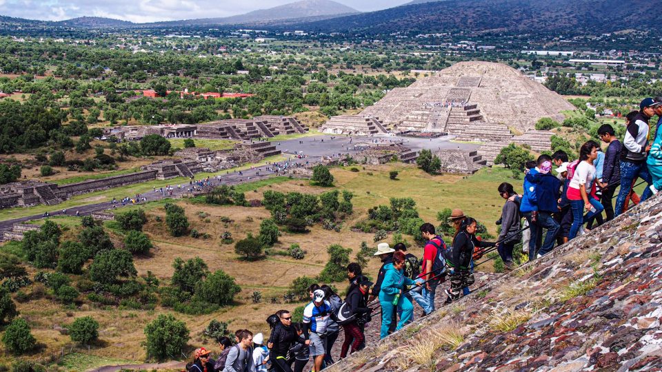 Nátřesk turistů na Pyramidě Slunce v Teotihuacánu