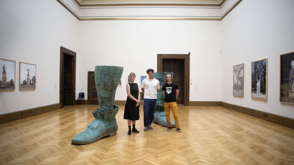 Živý díl přímo v interiéru výstavy natočil Ondřej Šebestík se Sárou Märc a Jakubem Kvizdou | foto: Galerie Rudolfinum, Tereza Kunderová Živý díl přímo v interiéru výstavy natočil Ondřej Šebestík se Sárou Märc a Jakubem Kvizdou