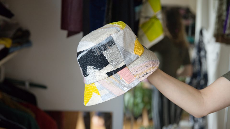 Miin autorský art protis textil se skvěle hodí třeba na bucket hats