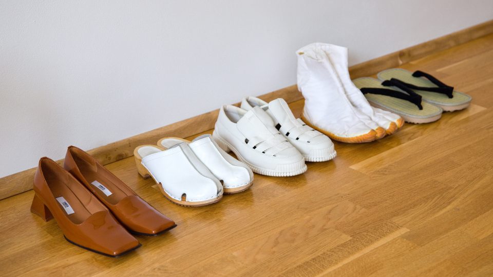 Romana má obsesi bílou a kvalitními a originálními botami